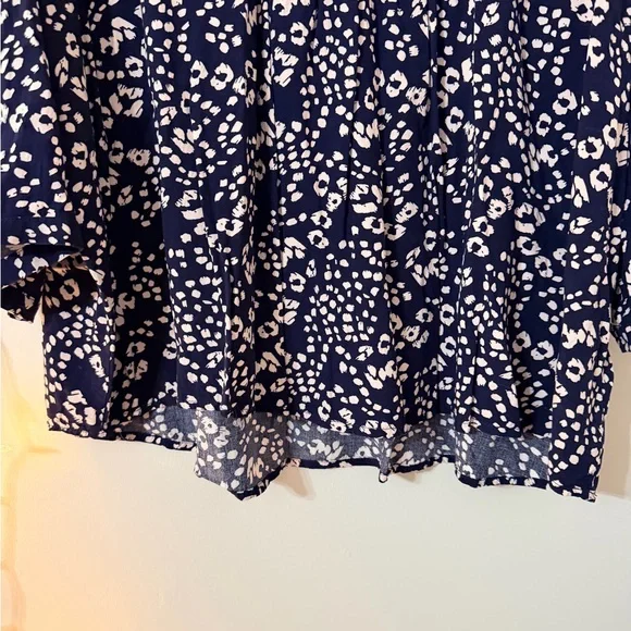 Elegant Navy and White Floral Blouse - Picture 7 of 9